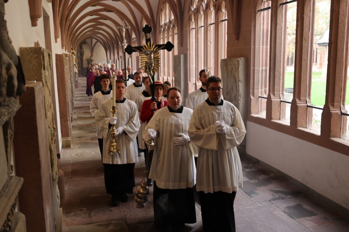 Bischof Dr. Franz Jung feierte am Samstag, 12. Oktober, im Würzburger KIliansdom ein Pontifikalrequiem für Weihbischof em. Helmut Bauer. Die anschließende Beisetzung leitete Dompropst Weihbischof Paul Reder.