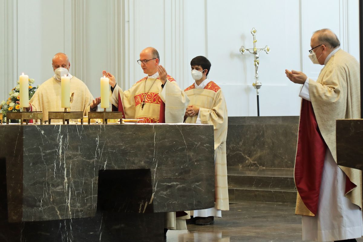 2721/0648 Gottesdienst für Ehejubilare mit Bischof Dr. Franz Jung am Freitagnachmittag, 2. Juli 2021_28508 Bischof Dr. Franz Jung feierte am Freitagnachmittag, 2. Juli 2021, einen Dankgottesdienst im Kiliansdom mit Ehepaaren, die goldenes, diamantenes oder eisernes Ehejubiläum feiern.