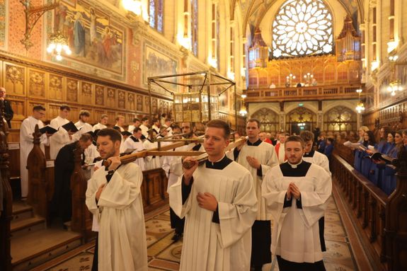 In einer feierlichen Prozession wurden die Reliquien durch den Innenhof in die College Chapel getragen. In einer feierlichen Prozession wurden die Reliquien durch den Innenhof in die College Chapel getragen.