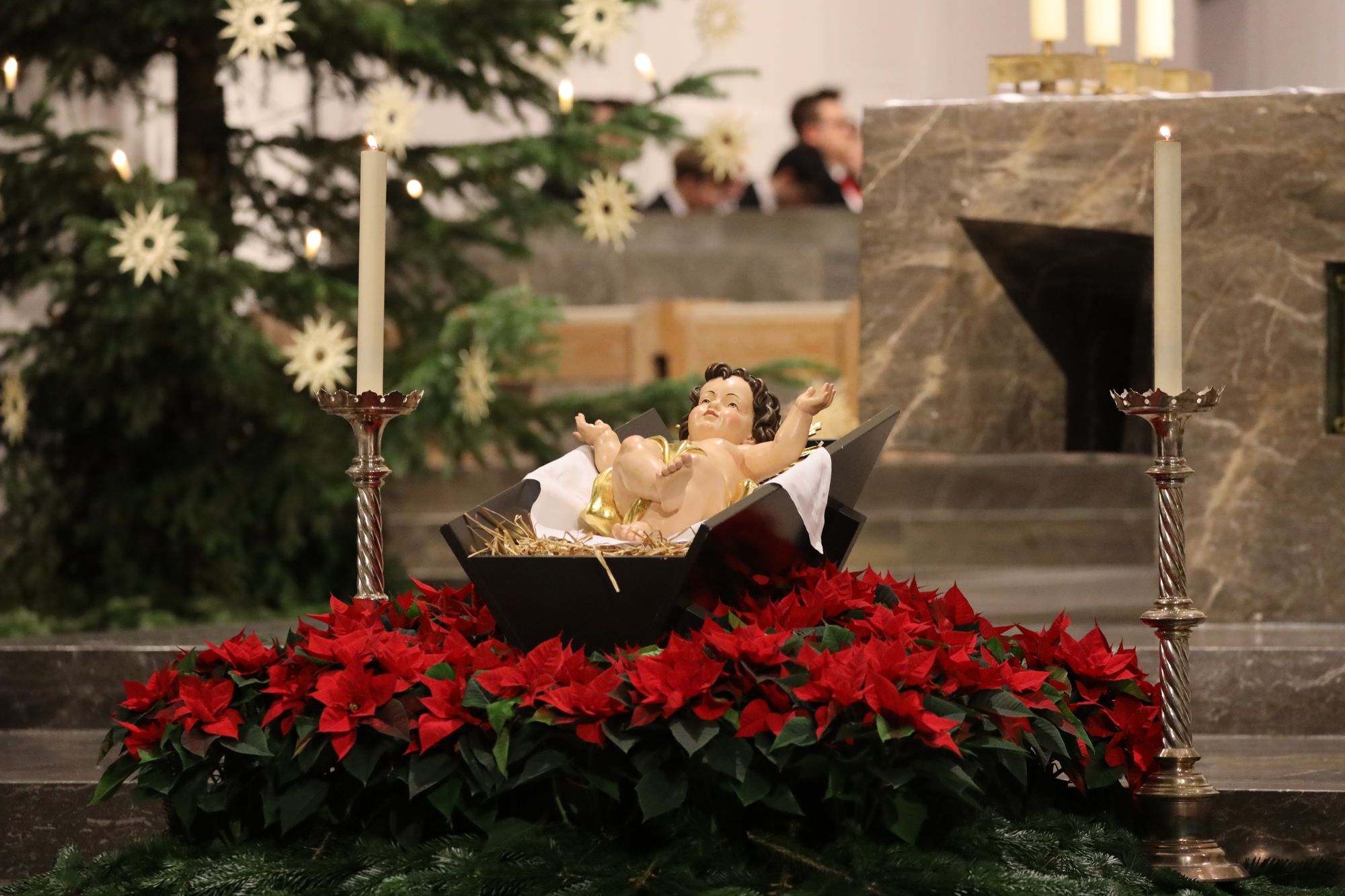 Bischof Dr. Franz Jung feierte an Heiligabend, 24. Dezember, im Würzburger Kiliansdom mit den Gläubigen die Christmette. Bischof Dr. Franz Jung feierte an Heiligabend, 24. Dezember, im Würzburger Kiliansdom mit den Gläubigen die Christmette.
