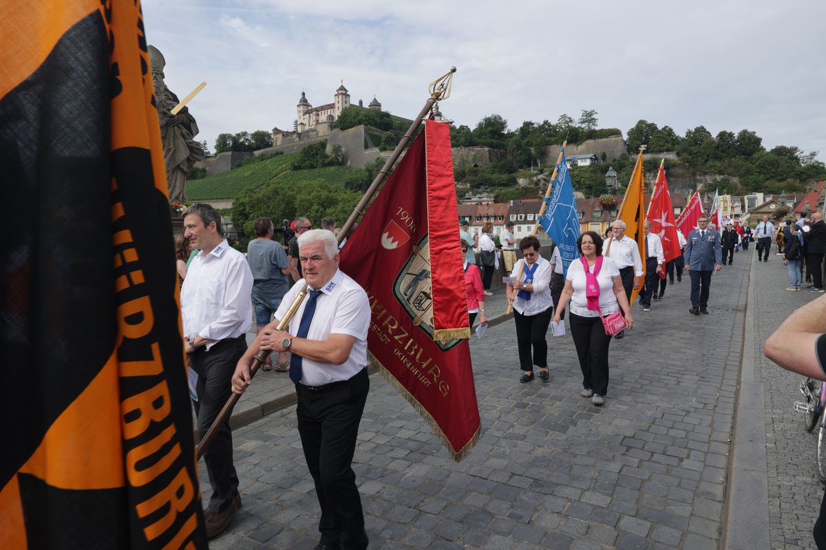 Mit einer Reliquienprozession von Sankt Burkard über die Alte Mainbrücke und einem Pontifikalgottesdienst im Kiliansdom ist am Sonntag, 6. Juli, die Kiliani-Wallfahrtswoche 2025 eröffnet worden.