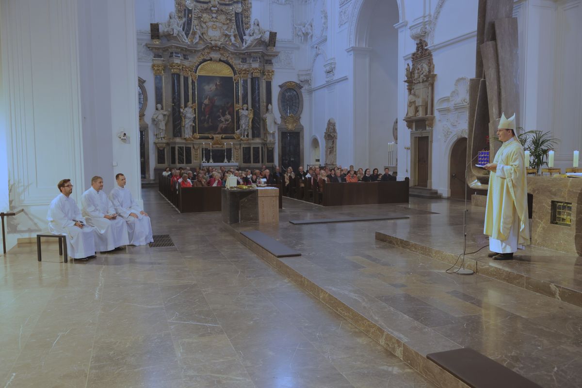 Bei einem Pontifikalgottesdienst am Samstag, 27. September, weihte Weihbischof Paul Reder drei Männer im Würzburger Kiliansdom zu Diakonen.