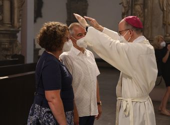 Mit rund 100 Ehepaaren aus der ganzen Diözese hat Bischof Dr. Franz Jung am Montagabend, 28. Juni, einen Gottesdienst im Würzburger Kiliansdom gefeiert. Eingeladen waren Ehejubilare, die in den Jahren 2020 und 2021 ihr silbernes Ehejubiläum feiern. Nach dem Gottesdienst ließen sich die Ehepartner von Bischof Jung und weiteren Priestern und Diakonen mit Abstand segnen.