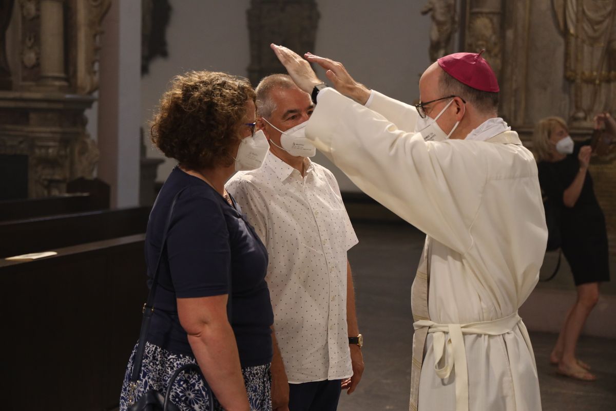 2621/0619 Ehejubilare Bischof 28. Juni Abend_27979 Mit rund 100 Ehepaaren aus der ganzen Diözese hat Bischof Dr. Franz Jung am Montagabend, 28. Juni, einen Gottesdienst im Würzburger Kiliansdom gefeiert. Eingeladen waren Ehejubilare, die in den Jahren 2020 und 2021 ihr silbernes Ehejubiläum feiern. Nach dem Gottesdienst ließen sich die Ehepartner von Bischof Jung und weiteren Priestern und Diakonen mit Abstand segnen.