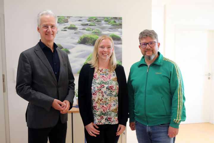 Regina Gonska (Mitte) ist für 25 Jahre im Dienst des Bistums Würzburg geehrt worden. Mit im Bild (von links) Hauptabteilungsleiter Ordinariatsrat Diakon Dr. Martin Faatz und Dieter Engelhardt von der MAV.