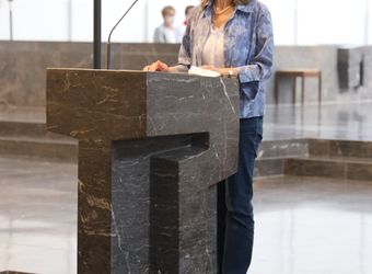Bischof em. Dr. Friedhelm Hofmann feierte am Freitagnachmittag, 25. Juni, einen Dankgottesdienst mit Ehepaaren, die seit 50, 60 oder 65 Jahren verheiratet sind. Anschließend spendeten der Bischof sowie weitere Priester und Diakone den Jubilaren mit Abstand den Segen.