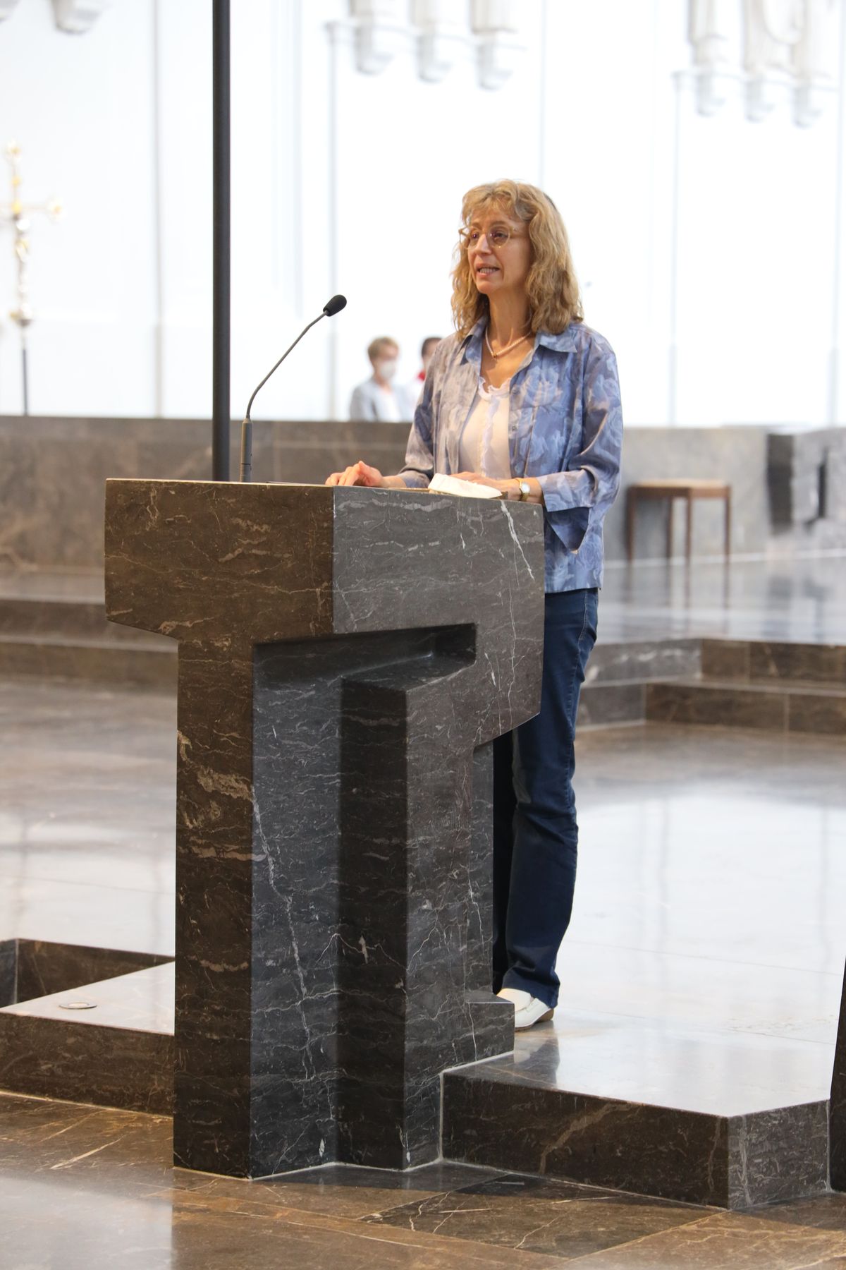 Bischof em. Dr. Friedhelm Hofmann feierte am Freitagnachmittag, 25. Juni, einen Dankgottesdienst mit Ehepaaren, die seit 50, 60 oder 65 Jahren verheiratet sind. Anschließend spendeten der Bischof sowie weitere Priester und Diakone den Jubilaren mit Abstand den Segen.