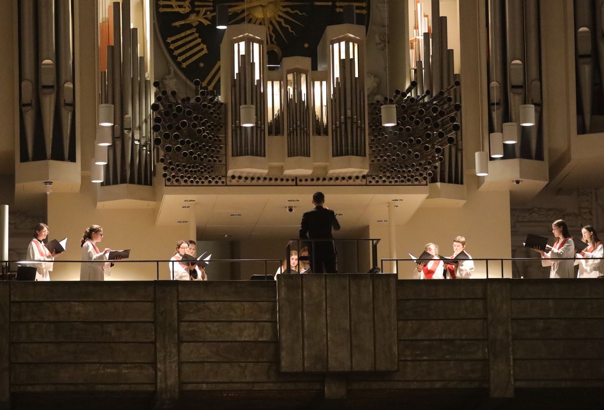 Ein Ensemble der Mädchenkantorei unter Leitung von Domkantor Alexander Rüth gestaltete den Gottesdienst mit.