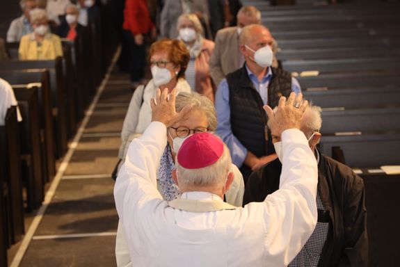 2721/0646 Ehejubilare Freitag, 2- Juli vormittags WB Boom_28448 Weihbischof Ulrich Boom erteilte nach dem Gottesdienst den Ehepaaren den Segen.