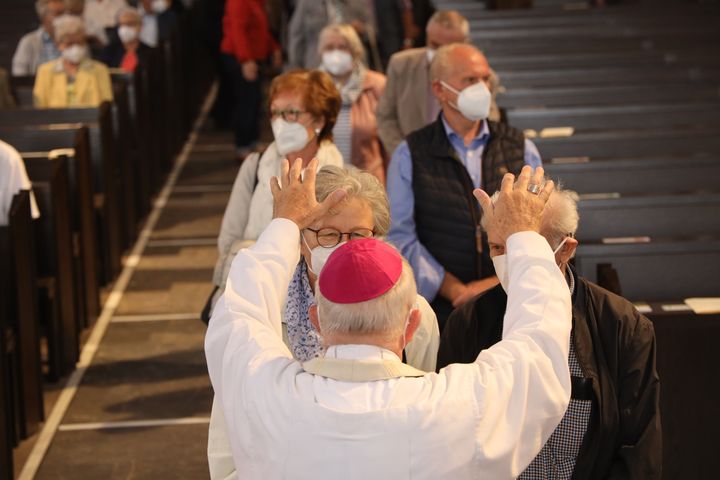 Weihbischof Ulrich Boom erteilte nach dem Gottesdienst den Ehepaaren den Segen. 