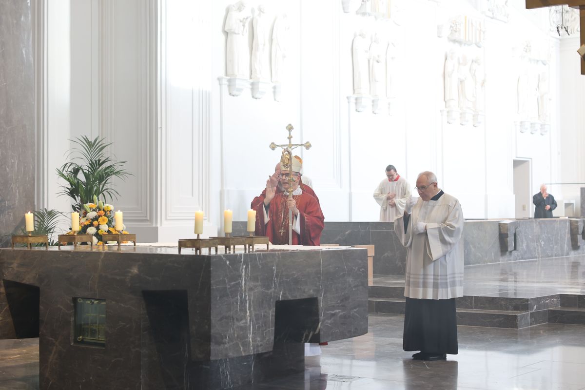 Einen Gottesdienst zum Gedenken an Generalvikar Dr. Karl Hillenbrand und Weihbischof em. Alfons Kempf hat Bischof Dr. Franz Jung am Freitag, 22. November, gefeiert. Anschließend segnete er die Gräber der beiden im Domkreuzgang und der Sepultur. Einen Gottesdienst zum Gedenken an Generalvikar Dr. Karl Hillenbrand und Weihbischof em. Alfons Kempf hat Bischof Dr. Franz Jung am Freitag, 22. November, gefeiert. Anschließend segnete er die Gräber der beiden im Domkreuzgang und der Sepultur.