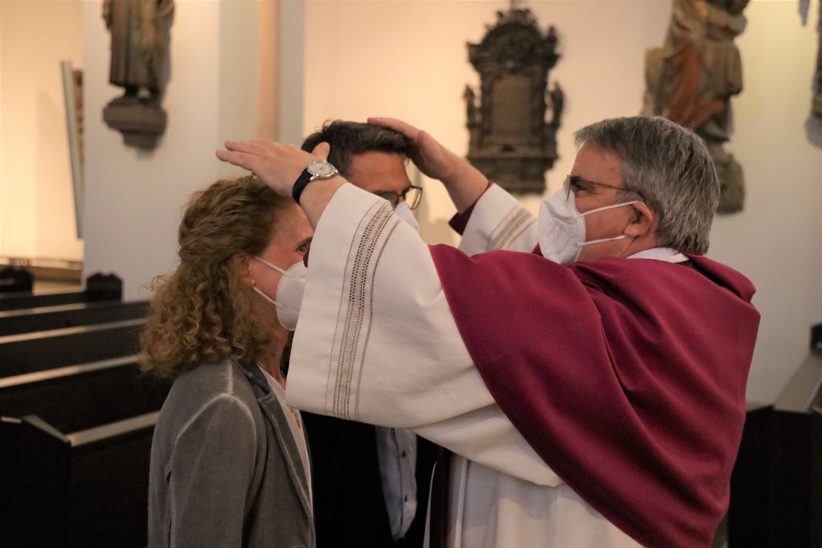 Generalvikar Dr. Jürgen Vorndran feierte am Dienstagabend, 29. Juni, einen Dankgottesdienst mit Ehejubilaren, die 2020 oder 2021 silberne Hochzeit feiern. Im Anschluss hatten die Ehepaare Gelegenheit, sich segnen zu lassen.