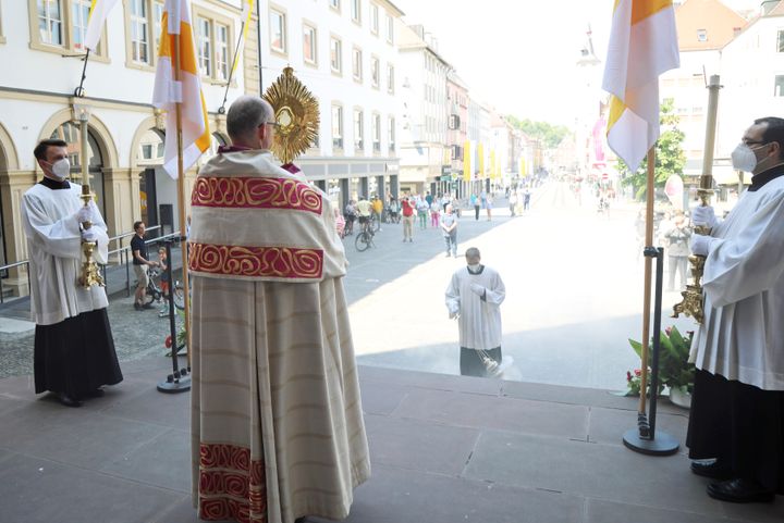 Bischof Dr. Franz Jung feierte am Donnerstag, 3. Juni, den Fronleichnamsgottesdienst im Kiliansdom.