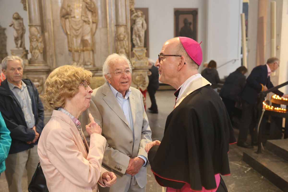 Seelsorgerinnen und Seelsorger spendeten nach dem Gottesdienst den Jubelpaaren individuell den Segen. 