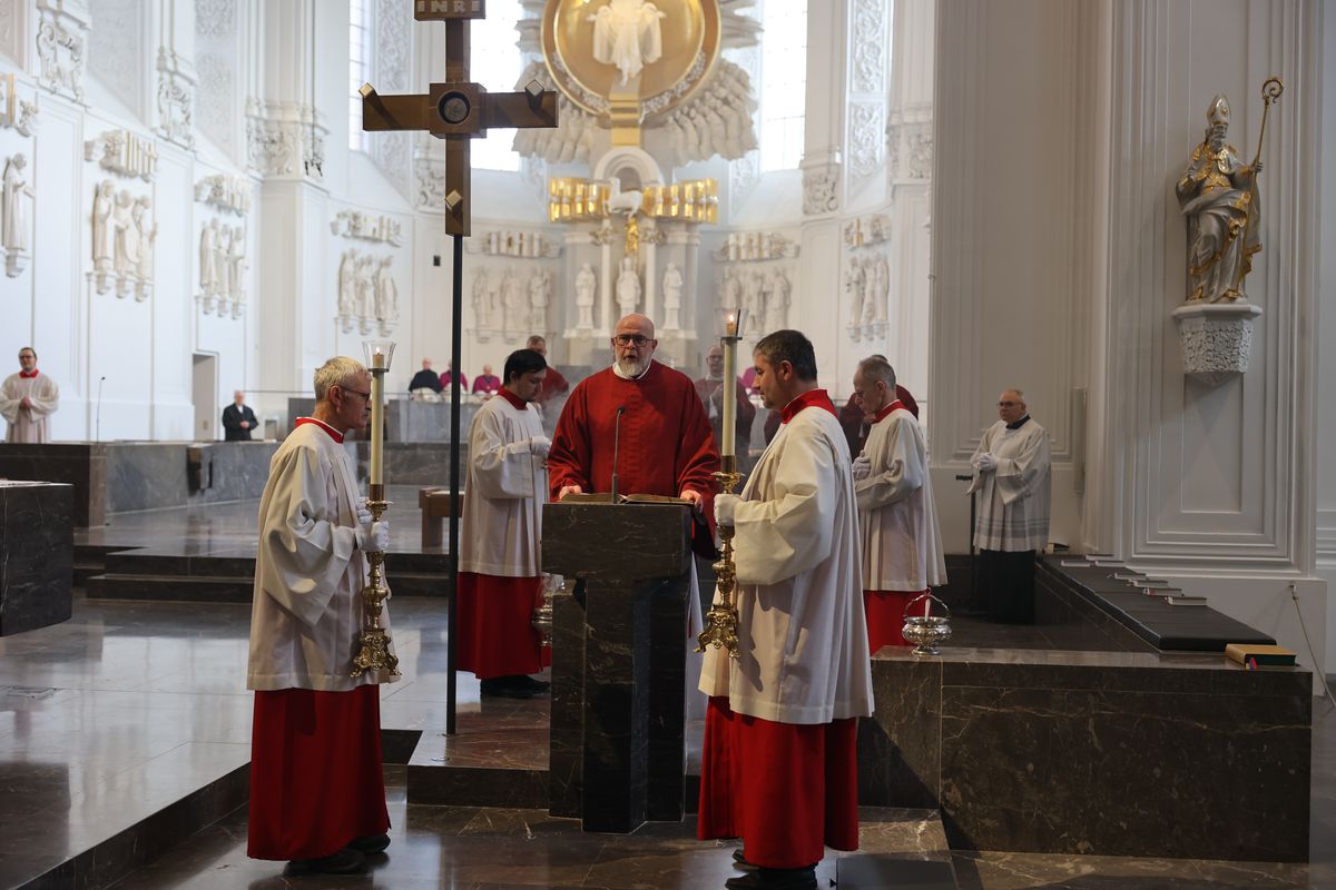 Einen Gottesdienst zum Gedenken an Generalvikar Dr. Karl Hillenbrand und Weihbischof em. Alfons Kempf hat Bischof Dr. Franz Jung am Freitag, 22. November, gefeiert. Anschließend segnete er die Gräber der beiden im Domkreuzgang und der Sepultur. Einen Gottesdienst zum Gedenken an Generalvikar Dr. Karl Hillenbrand und Weihbischof em. Alfons Kempf hat Bischof Dr. Franz Jung am Freitag, 22. November, gefeiert. Anschließend segnete er die Gräber der beiden im Domkreuzgang und der Sepultur.