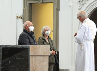 Bischof em. Dr. Friedhelm Hofmann feierte am Mittwochvormittag, 23. Juni, im Kiliansdom einen Pontifikalgottesdienst für Ehejubilare, die in den Jahren 2020 und 2021 auf 50, 60 oder 65 gemeinsame Jahre zurückblicken.
