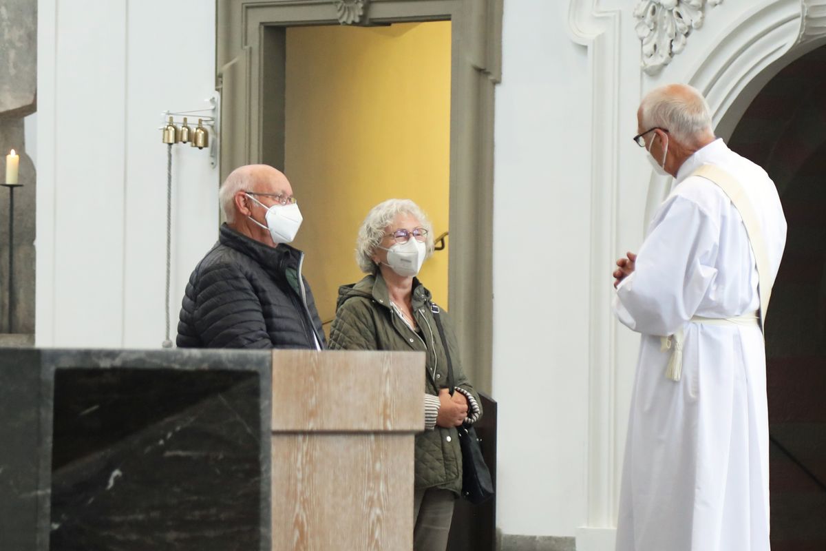 Bischof em. Dr. Friedhelm Hofmann feierte am Mittwochvormittag, 23. Juni, im Kiliansdom einen Pontifikalgottesdienst für Ehejubilare, die in den Jahren 2020 und 2021 auf 50, 60 oder 65 gemeinsame Jahre zurückblicken. Bischof em. Dr. Friedhelm Hofmann feierte am Mittwochvormittag, 23. Juni, im Kiliansdom einen Pontifikalgottesdienst für Ehejubilare, die in den Jahren 2020 und 2021 auf 50, 60 oder 65 gemeinsame Jahre zurückblicken.