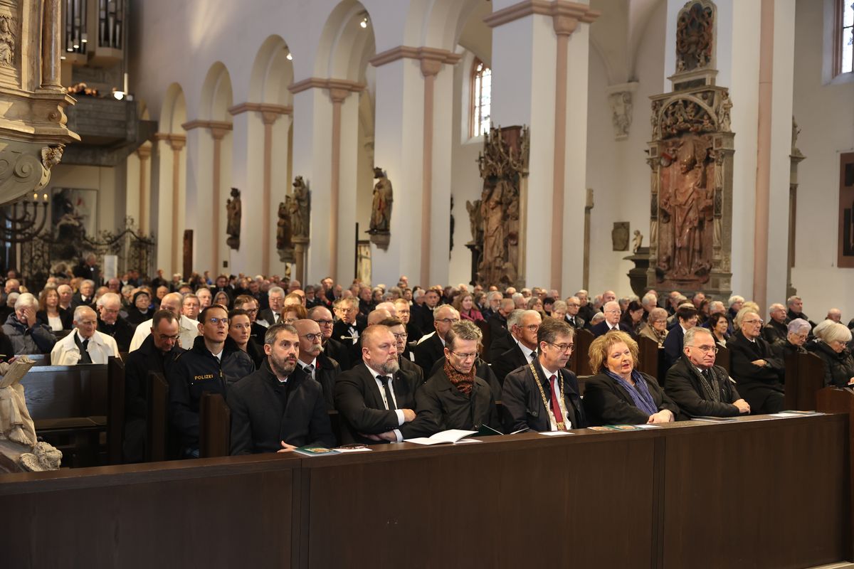 Bischof Dr. Franz Jung feierte am Samstag, 12. Oktober, im Würzburger KIliansdom ein Pontifikalrequiem für Weihbischof em. Helmut Bauer. Die anschließende Beisetzung leitete Dompropst Weihbischof Paul Reder.