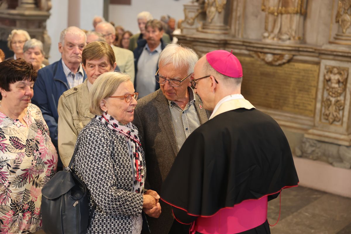 Seelsorgerinnen und Seelsorger spendeten nach dem Gottesdienst den Jubelpaaren individuell den Segen. 