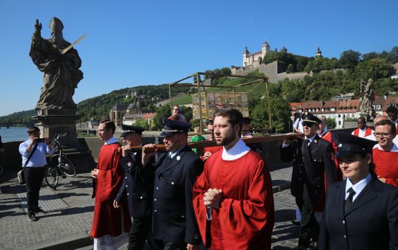 Mit der Reliquienprozession von der Pfarrkirche Sankt Burkard zum Kiliansdom - hier ein Archivbild aus dem Jahr 2018 - beginnt die Kiliani-Wallfahrtswoche.