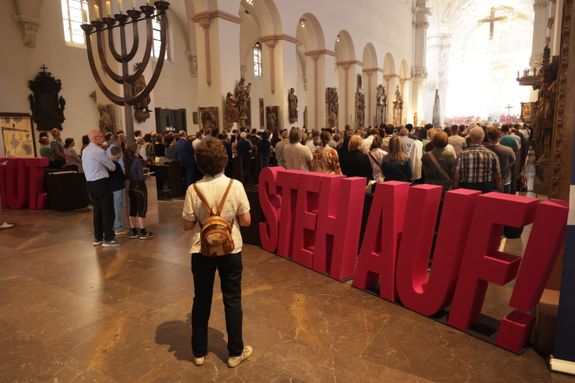 Mit einer Reliquienprozession von Sankt Burkard über die Alte Mainbrücke und einem Pontifikalgottesdienst im Kiliansdom ist am Sonntag, 6. Juli, die Kiliani-Wallfahrtswoche 2025 eröffnet worden.