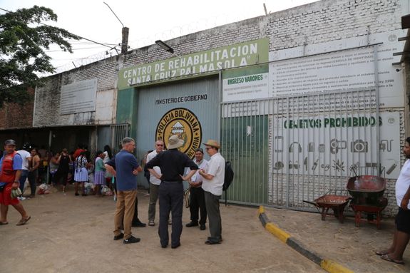 Die Delegation wartet auf den Einlass in das Gefängnis Palmasola. Die Delegation wartet auf den Einlass in das Gefängnis Palmasola.