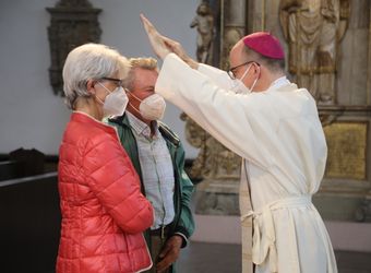 Bischof Dr. Franz Jung segnete nach dem Gottesdienst die Ehejubilare.