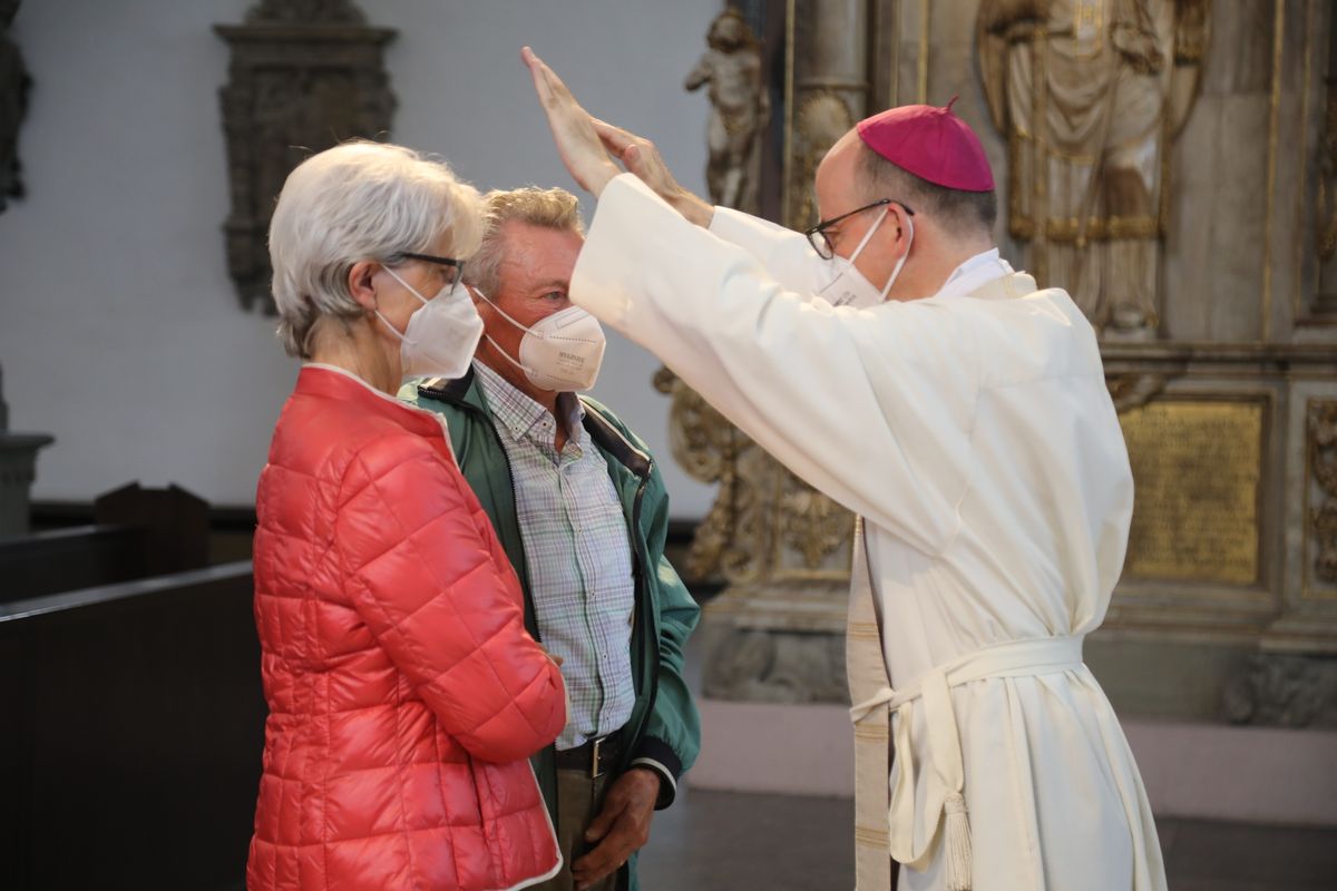 2721/0630_Ehejubilare mit Bischof Franz Jung_28215 Bischof Dr. Franz Jung segnete nach dem Gottesdienst die Ehejubilare.