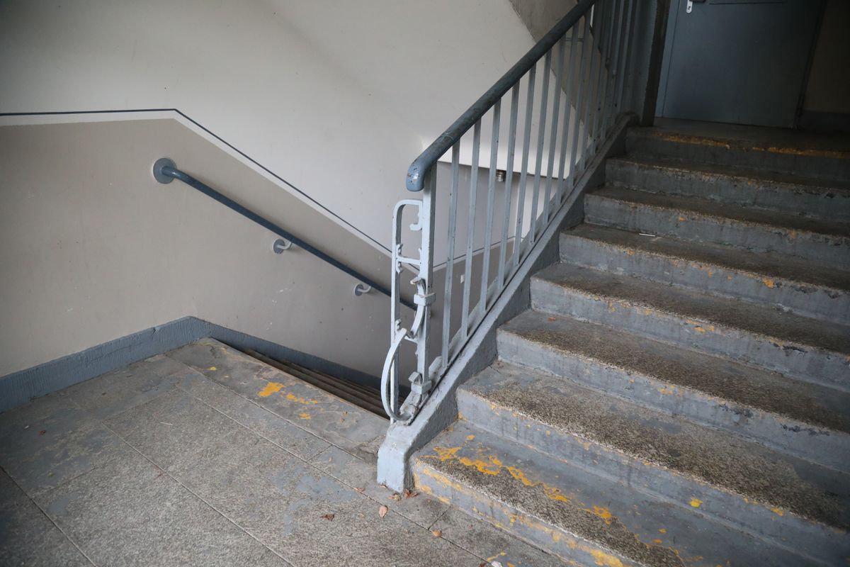 Das Treppenhaus im sogenannten "Männerhaus". Das Gebäude wird derzeit renoviert. Das Treppenhaus im sogenannten "Männerhaus". Das Gebäude wird derzeit renoviert.