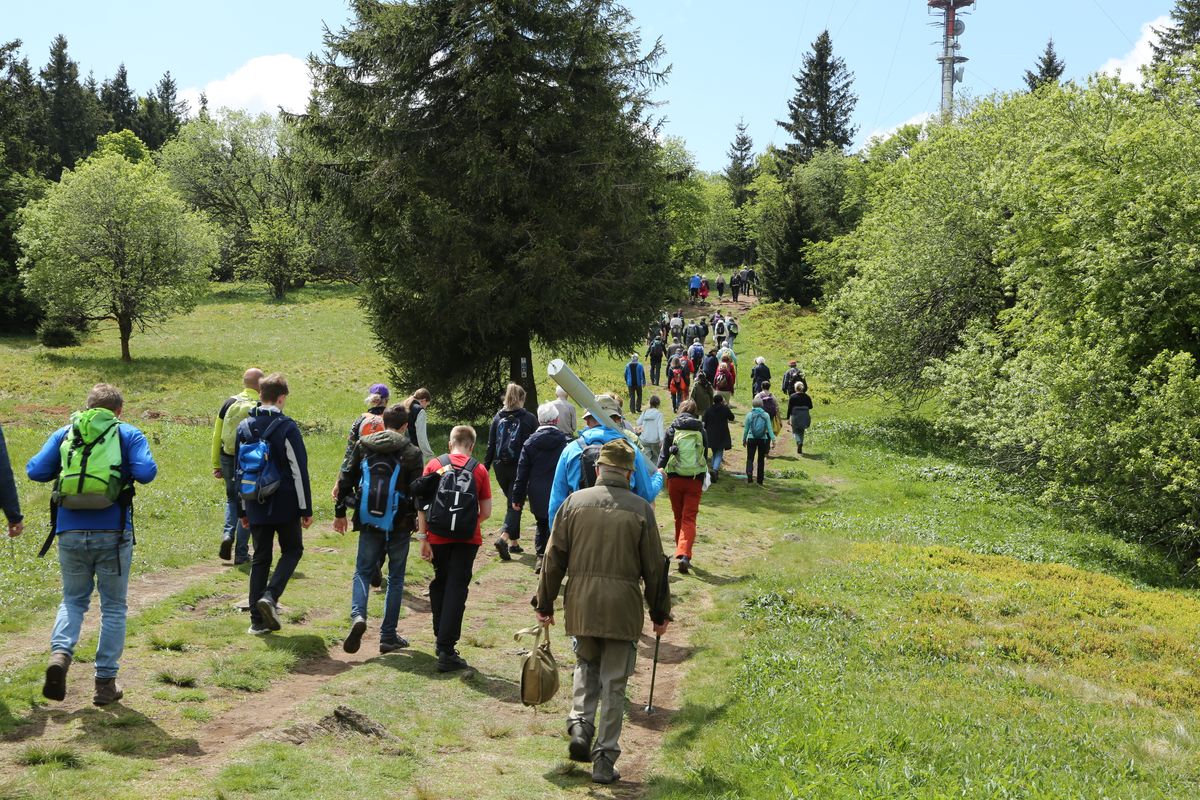 Fast 400 Gläubige haben an der Ökumenischen Kreuzbergwallfahrt mit Bischof Jung und Regionalbischöfin Bornowski teilgenommen.  Fast 400 Gläubige haben an der Ökumenischen Kreuzbergwallfahrt mit Bischof Jung und Regionalbischöfin Bornowski teilgenommen.