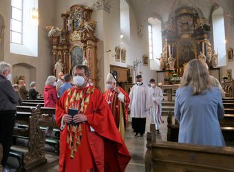 Weihbischof Ulrich Boom feierte am Donnerstagabend ein Pontifikalamt in der Pfarrkirche Sankt Michael in Zeil am Main.