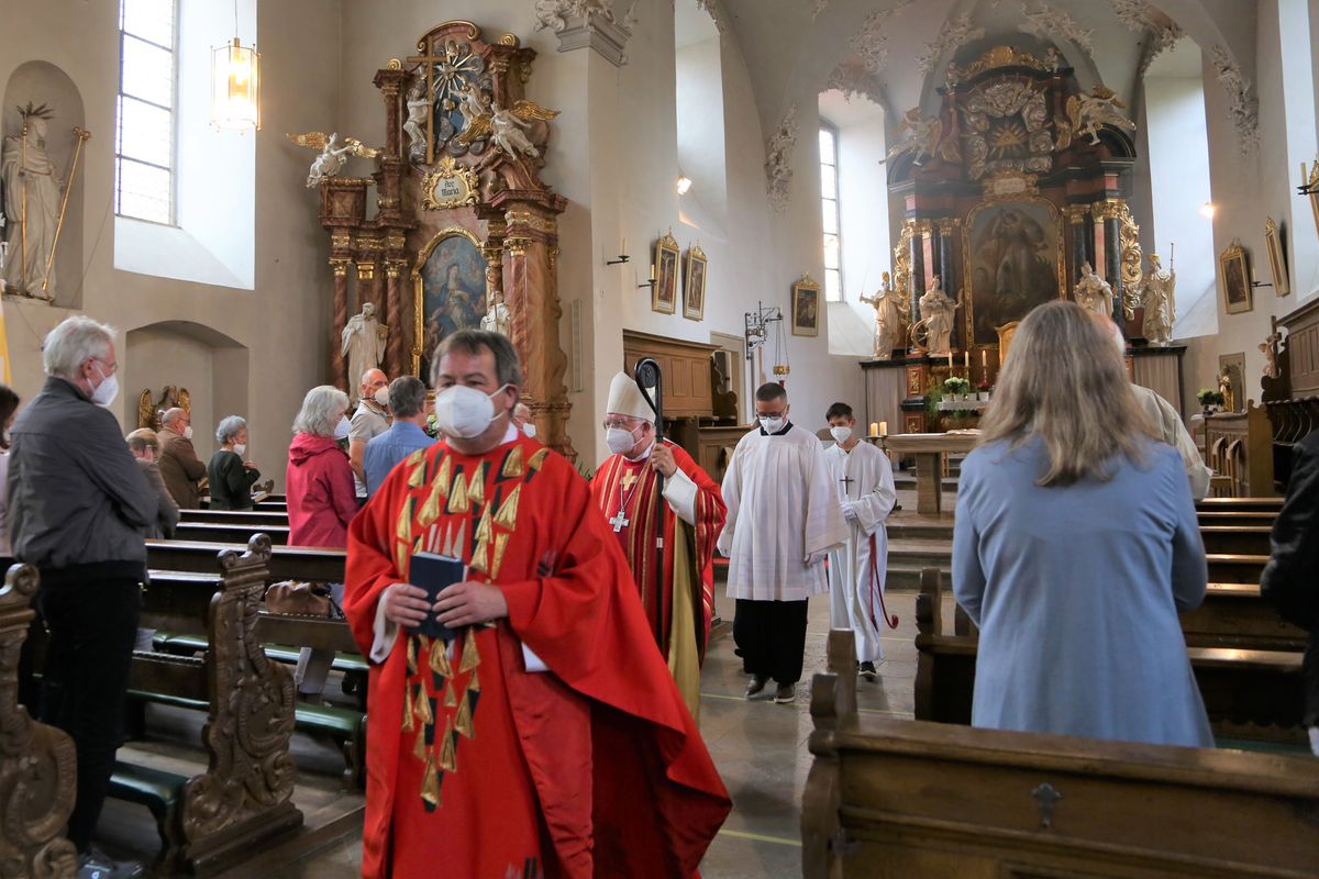 Weihbischof Ulrich Boom feierte am Donnerstagabend ein Pontifikalamt in der Pfarrkirche Sankt Michael in Zeil am Main.