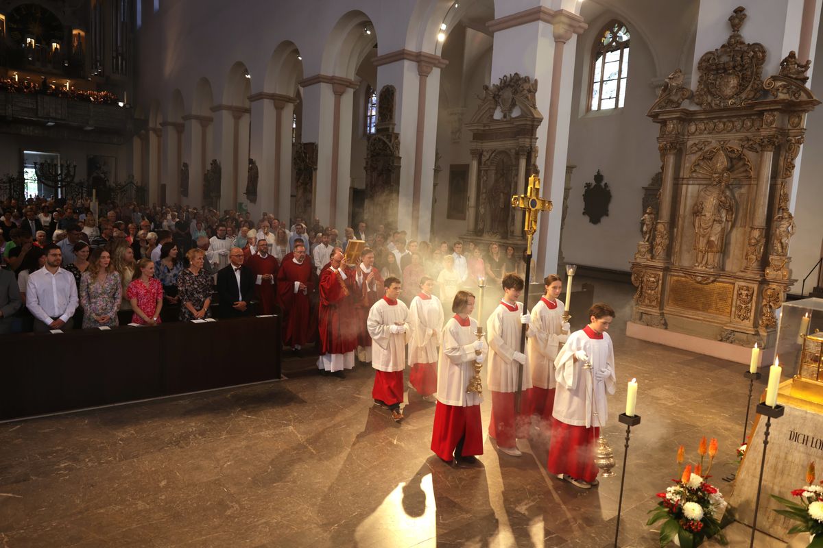 Beim Kiliani-Gottesdienst für die in Schule und Erziehung Tätigen hat Bischof Dr. Franz Jung am Freitag, 11. Juli, im Würzburger Kiliansdom 24 Frauen und Männern die Missio canonica verliehen.