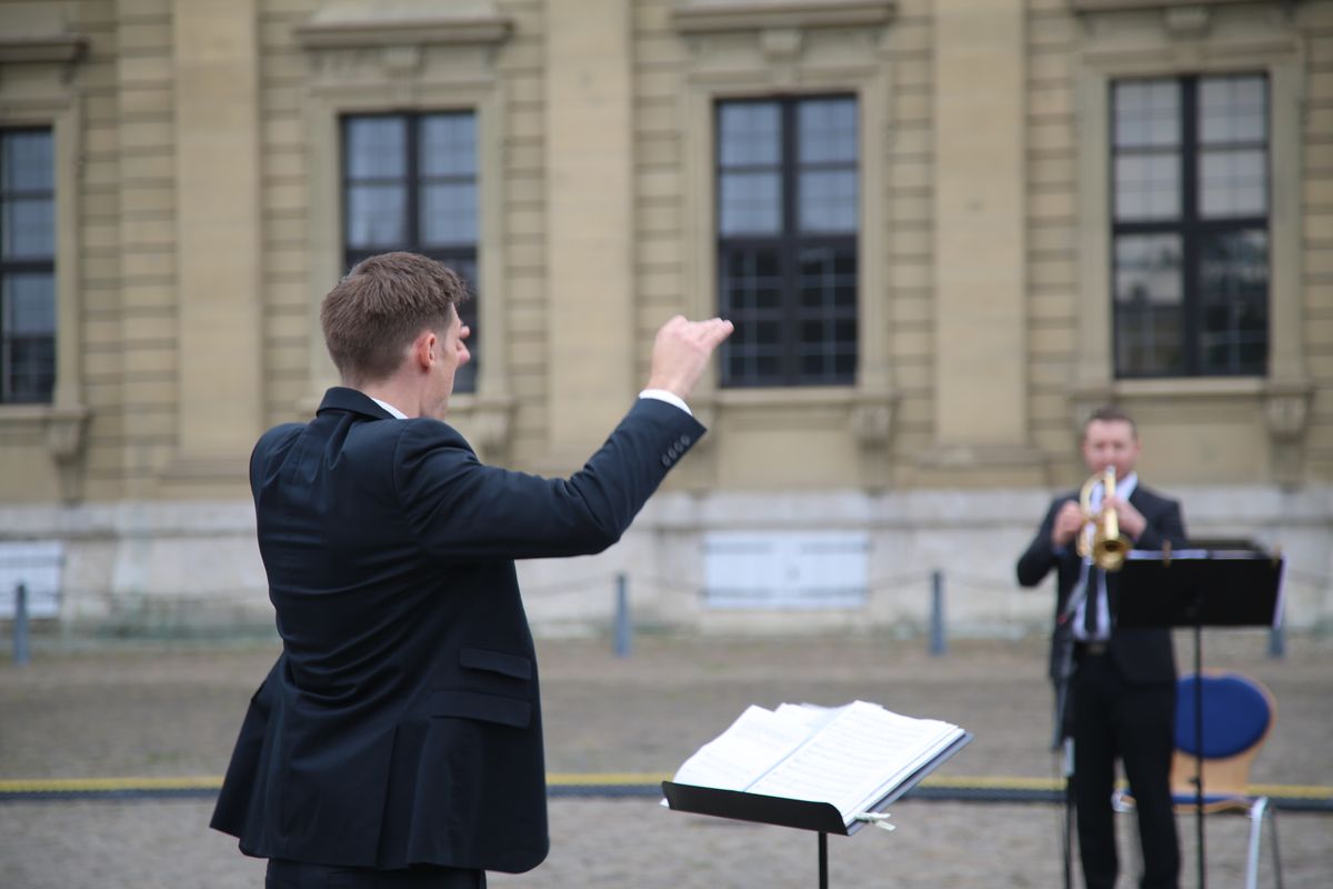 Weihbischof Ulrich Boom hat mit knapp 350 Besuchern auf dem Residenzplatz in Würzburg einen Freiluft-Gottesdienst zum Hochfest Fronleichnam gefeiert.