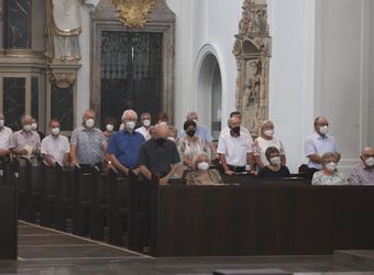 Mit rund 110 Ehepaaren aus der ganzen Diözese hat Weihbischof Ulrich Boom am Mittwochnachmittag, 23. Juni, einen Pontifikalgottesdienst gefeiert. Eingeladen waren Ehejubilare, die in den Jahren 2020 und 2021 auf 50, 60 oder 65 gemeinsame Jahre zurückblicken.