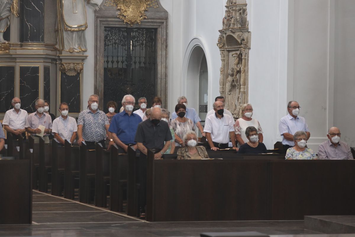 Mit rund 110 Ehepaaren aus der ganzen Diözese hat Weihbischof Ulrich Boom am Mittwochnachmittag, 23. Juni, einen Pontifikalgottesdienst gefeiert. Eingeladen waren Ehejubilare, die in den Jahren 2020 und 2021 auf 50, 60 oder 65 gemeinsame Jahre zurückblicken.