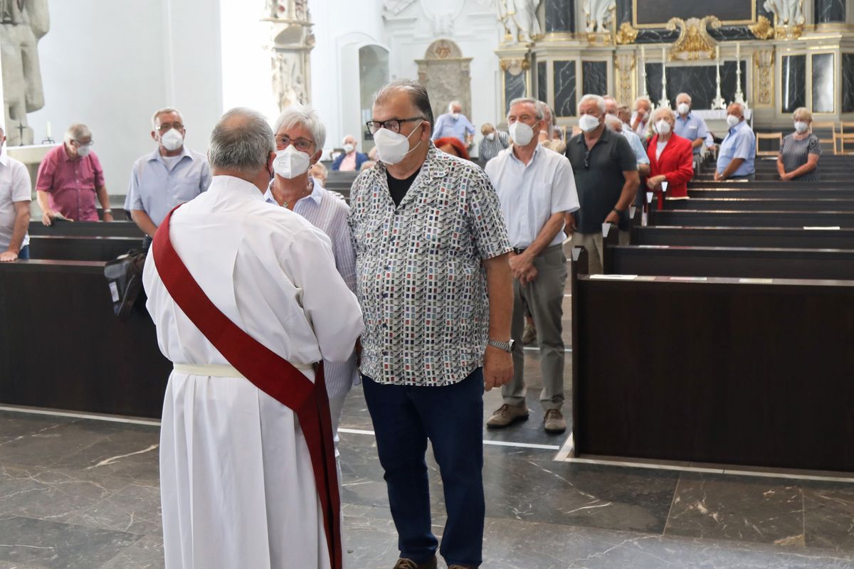 2621/0625 Gottesdienst für Ehejubilare mit Weihbischof Ulrich Boom am 29. Juni 2021_28055 Weihbischof Ulrich Boom feierte am Dienstagnachmittag, 29. Juni, einen Gottesdienst für Ehepaare, die 2020 oder 2021 ihr goldenes, diamantenes oder eisernes Ehejubiläum hatten. Im Anschluss konnten sich die Paare segnen lassen.