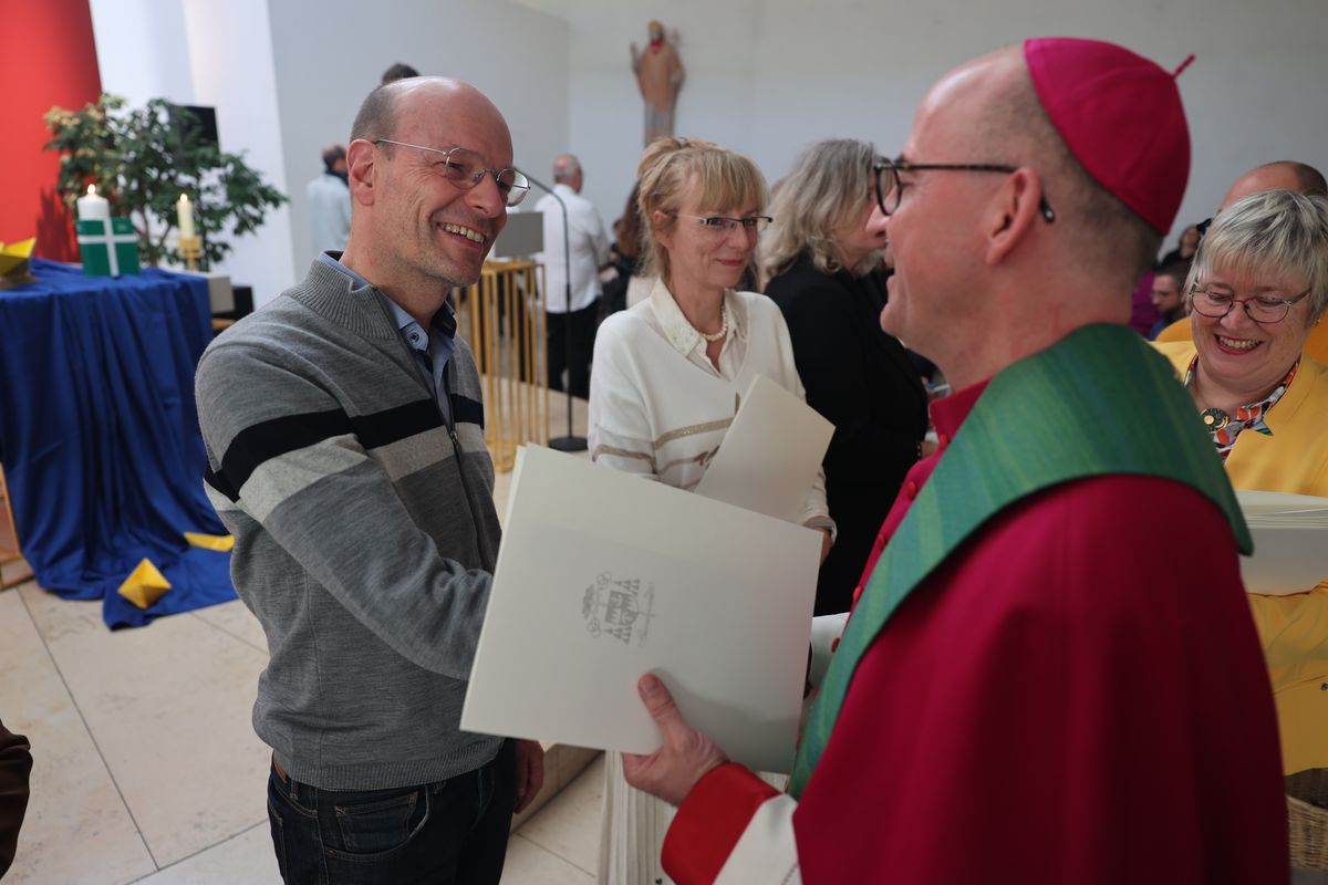 Bei einem Gottesdienst in der Jugendkirche Würzburg hat Bischof Dr. Franz Jung am Freitag, 25. Oktober, insgesamt 47 Personen für die Schulpastoral beauftragt.