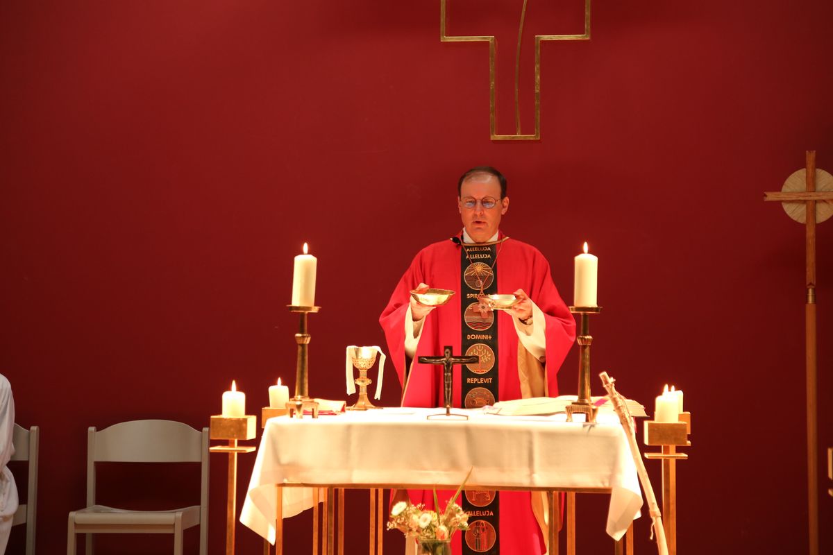 Am Tag der Jugend hat Weihbischof Paul Reder im Anschluss an ein buntes Workshop-Programm einen Kiliani-Gottesdienst mit den Jugendlichen im Kilianeum in Würzburg gefeiert.