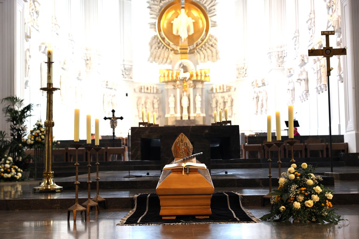 Bischof Dr. Franz Jung feierte am Samstag, 12. Oktober, im Würzburger KIliansdom ein Pontifikalrequiem für Weihbischof em. Helmut Bauer. Die anschließende Beisetzung leitete Dompropst Weihbischof Paul Reder.