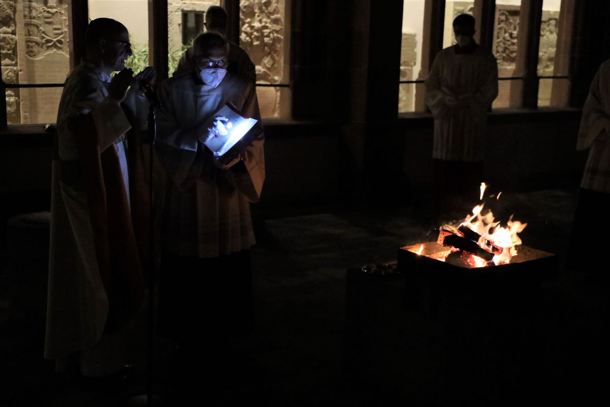 Die Osterkerze wurde im Domkreuzgang am Osterfeuer entzündet und in den dunklen Dom getragen.