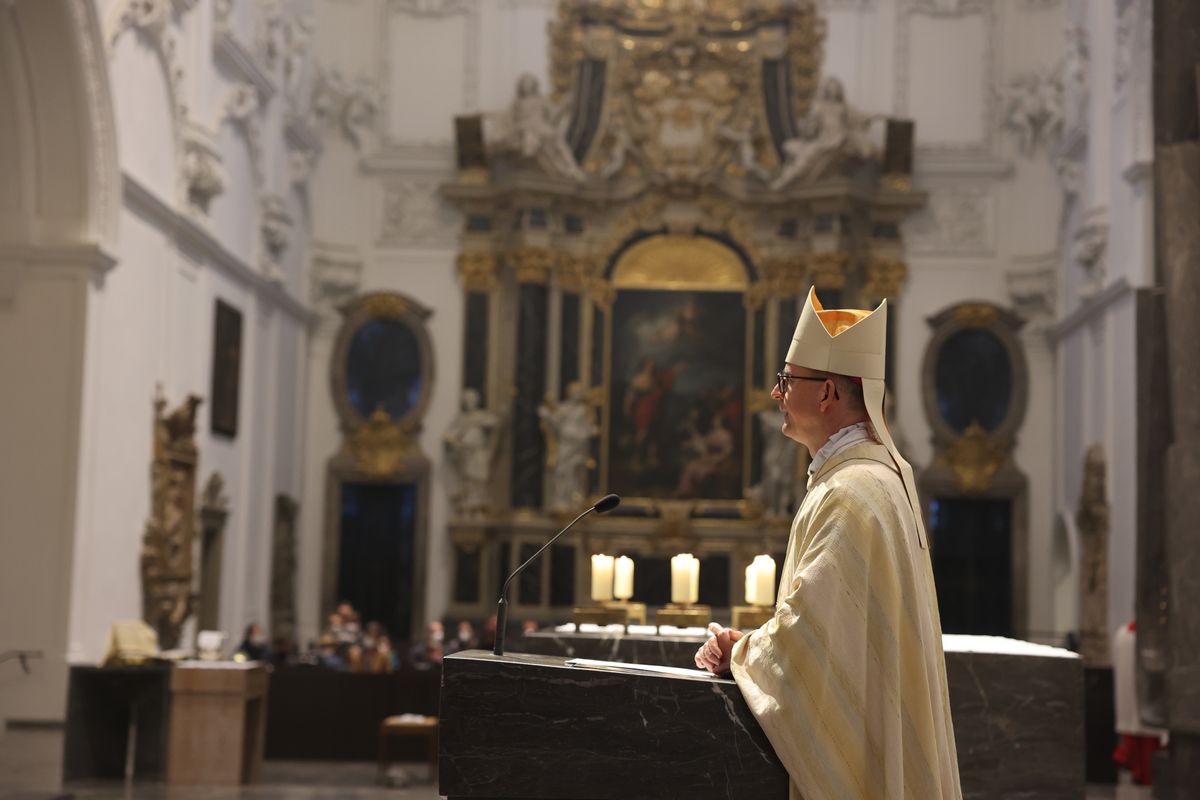 Mit der Messe vom Letzten Abendmahl am Gründonnerstag, 14. April, hat Bischof Dr. Franz Jung im Würzburger Kiliansdom die drei österlichen Tage vom Leiden und Sterben, von der Grabesruhe und der Auferstehung des Herrn eröffnet.