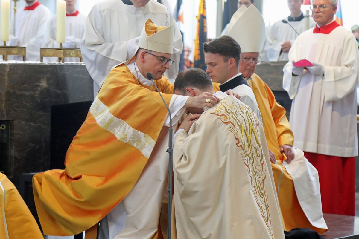 Bei einem Pontifkalgottesdienst im Würzburger Kiliansdom ist an Christi Himmelfahrt, 9. Mai 2024, Weihbischof Paul Reder zum Bischof geweiht worden.