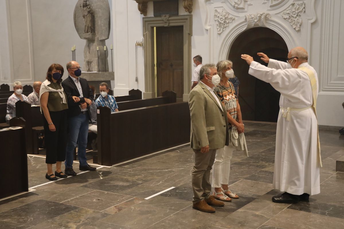 Bischof Dr. Franz Jung feierte am Mittwochabend, 23. Juni, einen Gottesdienst für Ehepaare, die 2021 oder 2021 auf 25 gemeinsame Jahre zurückblicken. Im Anschluss konnten sich die Paare segnen lassen.