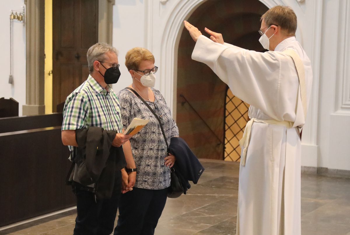 2621/0613 Gottesdienst für Ehejubilare Generalvikar Dr. Vorndran am Freitag, 25. Juni 2021_27678 Generalvikar Dr. Jürgen Vorndran feierte am Freitagabend, 25. Juni, einen Dankgottesdienst mit Ehepaaren, die seit 25 Jahren verheiratet sind. Anschließend spendeten der Generalvikar sowie weitere Priester und Diakone den Jubilaren mit Abstand den Segen.