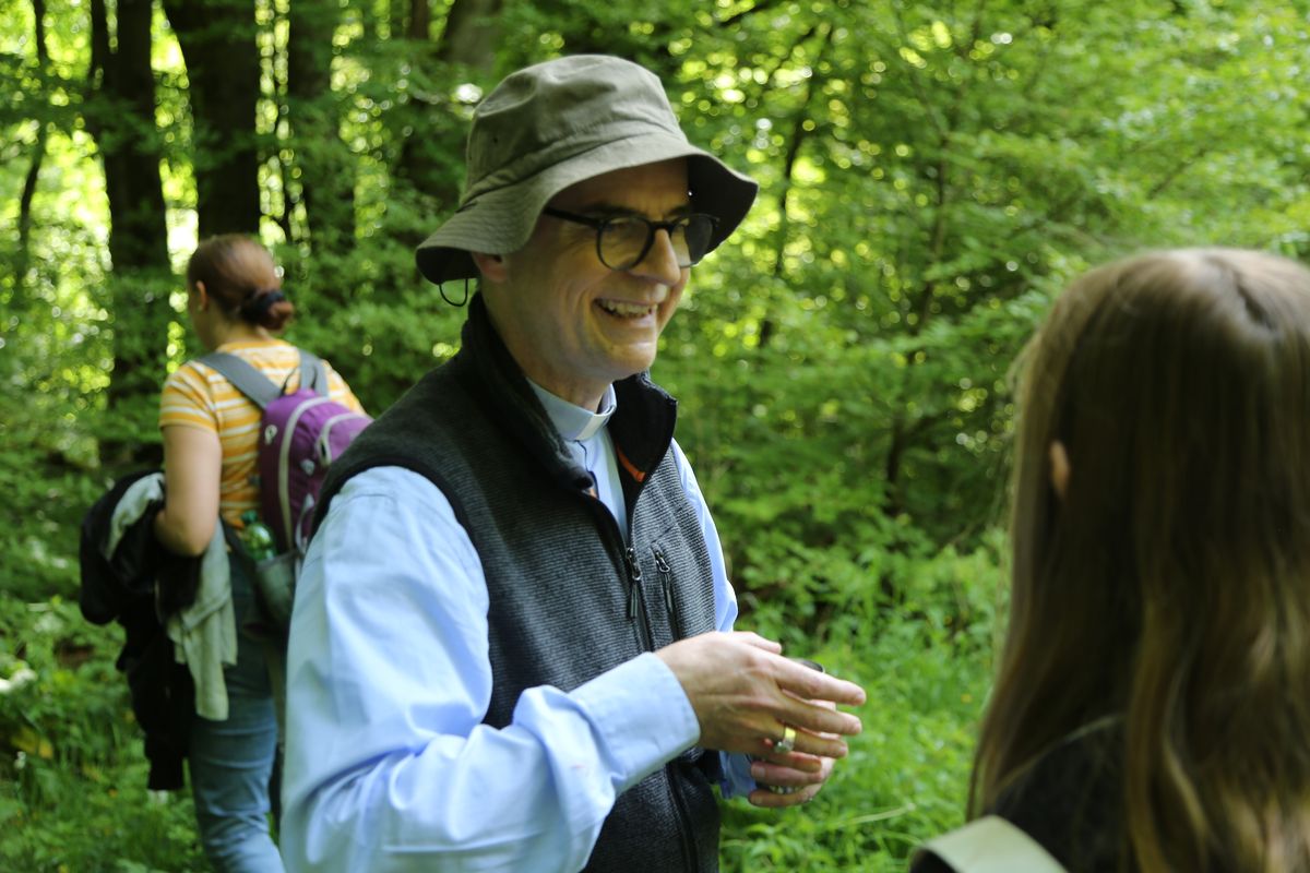Fast 400 Gläubige haben an der Ökumenischen Kreuzbergwallfahrt mit Bischof Jung und Regionalbischöfin Bornowski teilgenommen.  Fast 400 Gläubige haben an der Ökumenischen Kreuzbergwallfahrt mit Bischof Jung und Regionalbischöfin Bornowski teilgenommen.