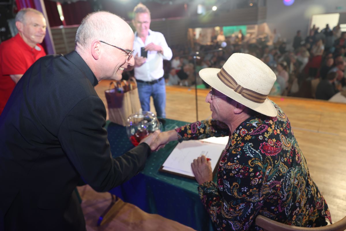 Bischof Dr. Franz Jung  (2. von links) war am Sonntag, 22. September, Überraschungsgast bei "Brezel, Bier und domm