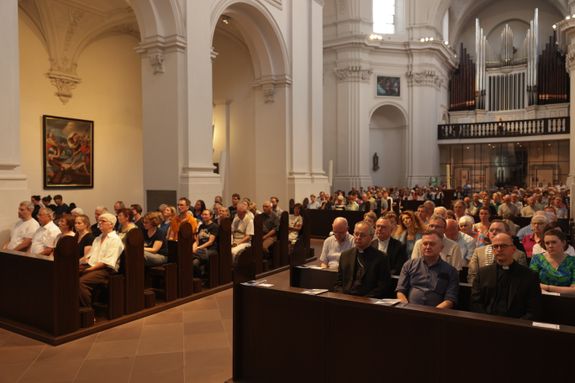 Die Junge Domkantorei unter der Leitung von Domkapellmeister Alexander Rüth gestaltete am Samstagabend, 5. Juli, das Musikalische Abendgebet im Neumünster zur Einstimmung auf die Kiliani-Wallfahrtswoche 2025.