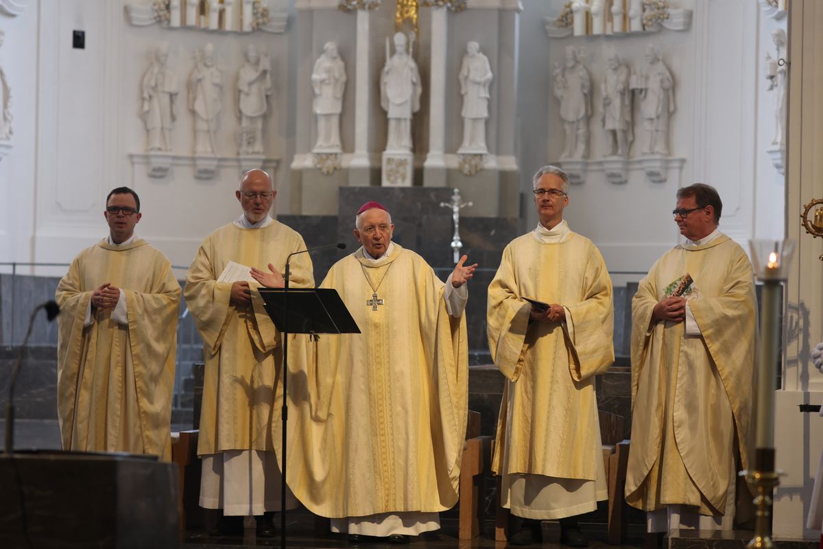 Mit mehr als 400 Ehepaaren, die seit 50, 60, 65 oder 70 Jahren verheiratet sind, hat Weihbischof em. Ulrich Boom am Donnerstagvormittag, 4. Juli, im Würzburger Kiliansdom einen Pontifikalgottesdienst gefeiert.