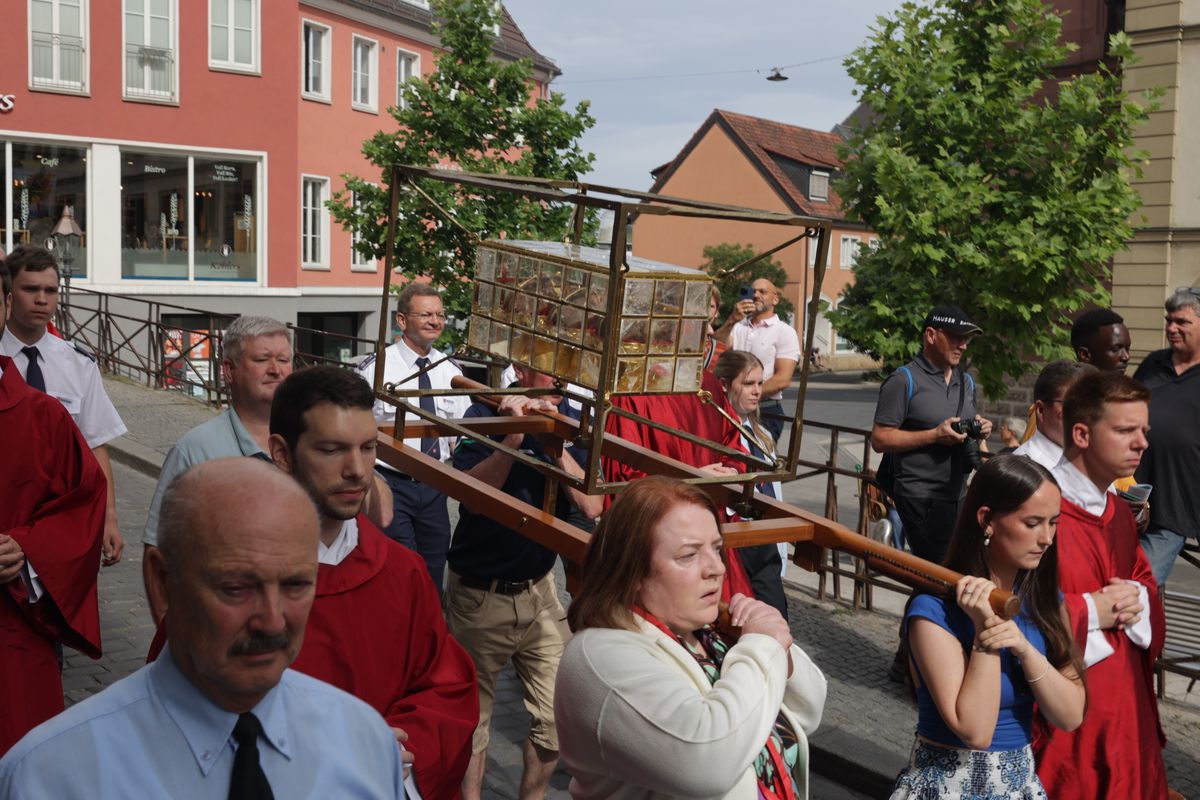 Mit einer Reliquienprozession von Sankt Burkard über die Alte Mainbrücke und einem Pontifikalgottesdienst im Kiliansdom ist am Sonntag, 6. Juli, die Kiliani-Wallfahrtswoche 2025 eröffnet worden.